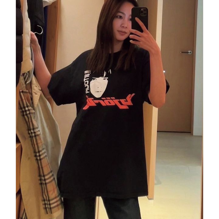 黒ベースのヴィンテージTシャツを着た読者モデル永山里絵さん