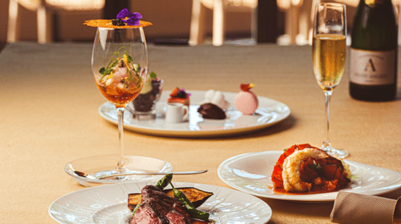 レストランでの食事のイメージ画像