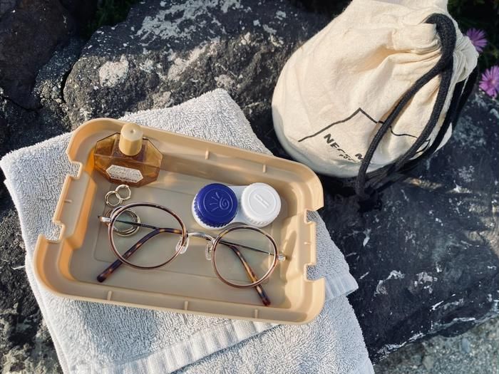 小物を入れたバックルボックスのふた