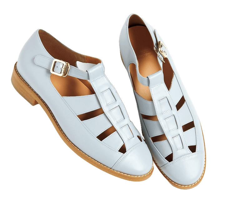 グレイッシュなブルーが新鮮。 素 足でもソックスとのコーディネートもしやすい。