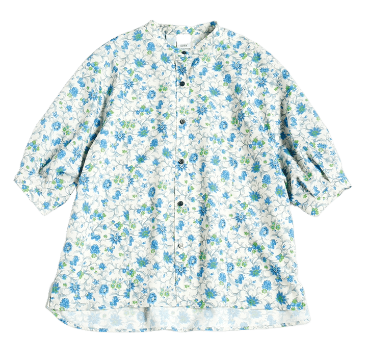ノーカラーに5分丈袖の端正なデザインに、どこか懐かしいブルーの花柄が映える一枚。