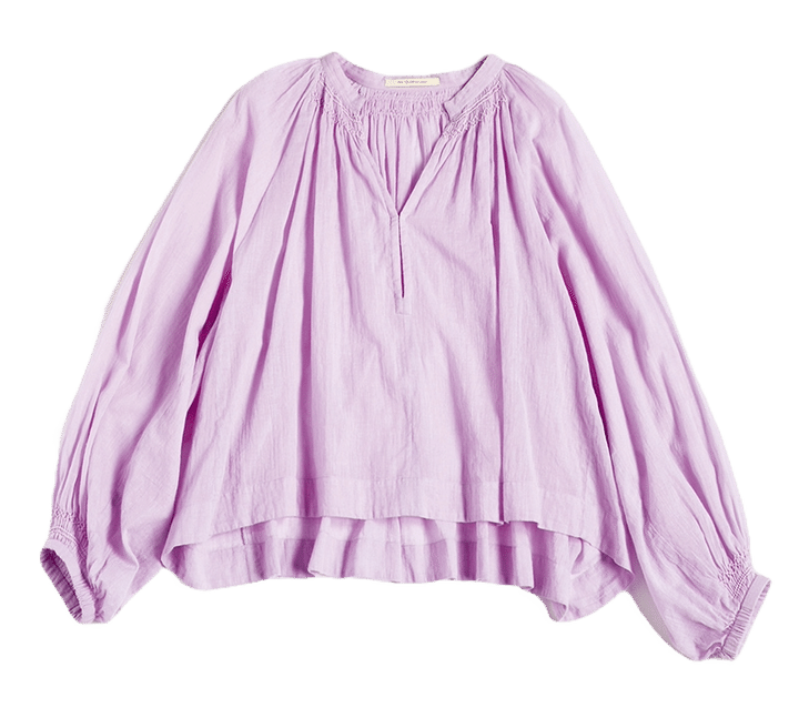 衿元や袖口に刺しゅうをあしらったエスニックなデザインも、ラベンダーカラーで洗練されたムードに。やわらかい素材感がドルマンスリーブのゆったりシルエットを引き立てる。