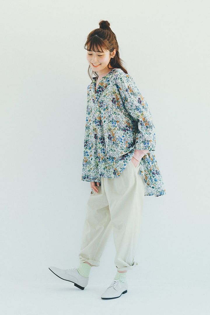 小花柄トップスが鍵のカジュアルスタイル