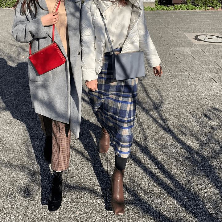 ショルダーバッグを肩にかけた女性