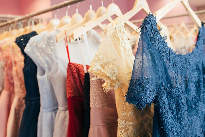 つりさげられたドレス達