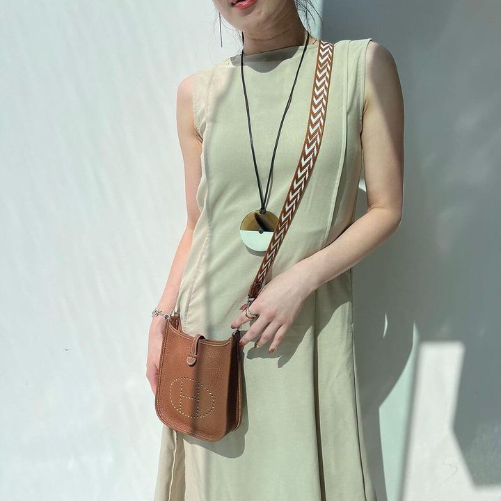 モスグリーンのワンピースにエルメスのバッグ