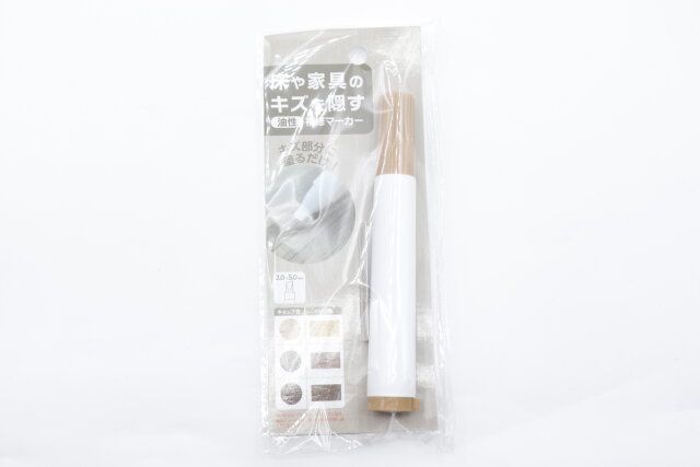 セリア 床や家具のキズを隠す油性補修マーカー パッケージ