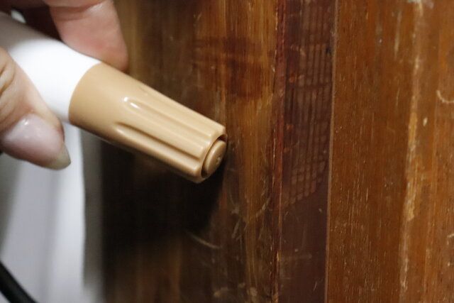 セリア 床や家具のキズを隠す油性補修マーカー ライトカラー 比較