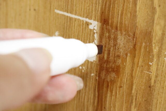 セリア 床や家具のキズを隠す油性補修マーカー ライトカラー 使用例