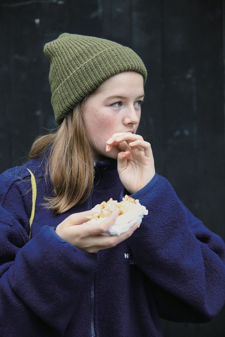 ニット帽のおしゃれな被り方をFUDGEが伝授！ニット帽によく似合うコーデ例も