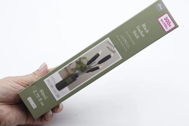 ダイソー ブラック羽根スティックディフューザー（ウッドムスク）