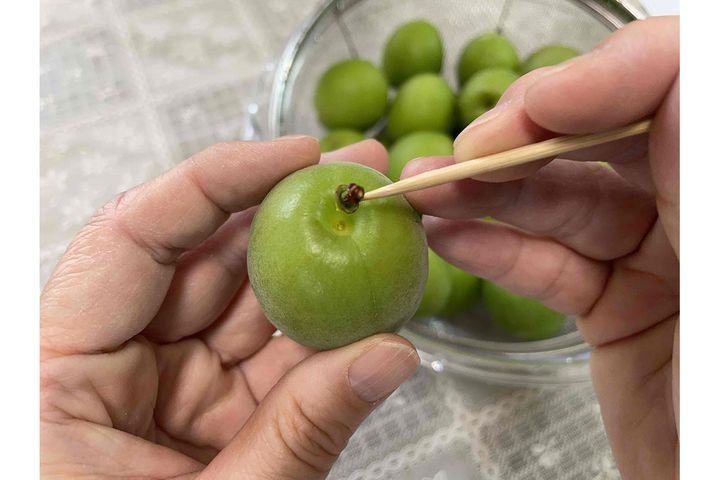 ▲梅の実を傷つけないよう、竹串でヘタのフチをなぞるようにするとスポっと取れます。