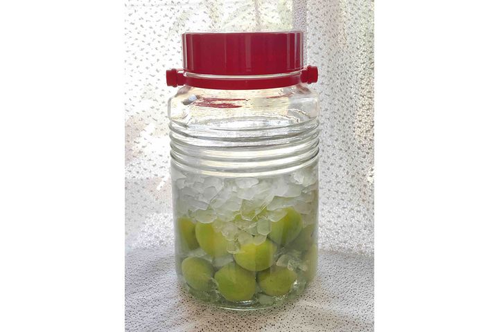 ▲青梅と氷砂糖を交互に入れてもOK。その場合、最後は氷砂糖で終わらせてください。