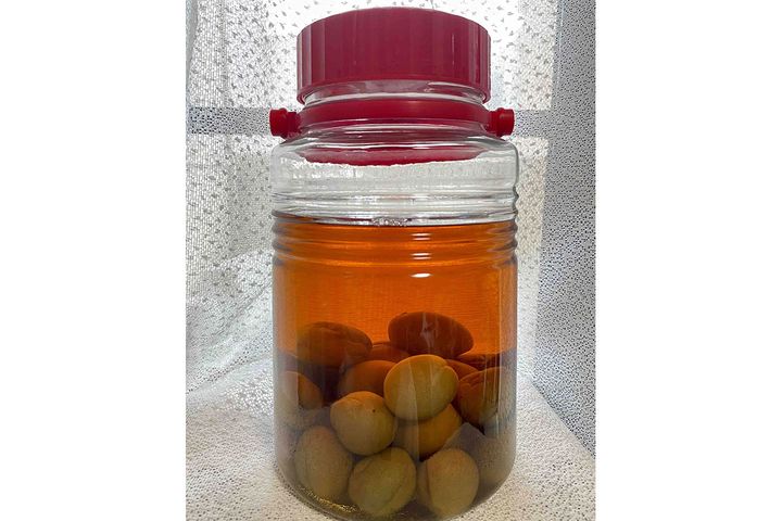 ▲2年前に筆者が仕込んだ梅酒。飲んだ分、減っています（笑）。年月が経つほど深みのある味わいになり、飲みやすくなった気がします。