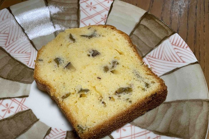 ▲梅酒の梅の実を刻んで焼いたパウンドケーキ。焼き上がった表面に梅酒をたっぷり塗って含ませると、より大人系！