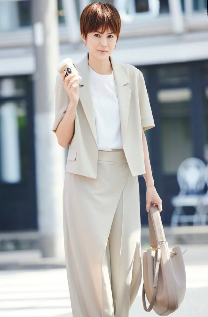 ベージュのセットアップに白Tシャツの着こなし