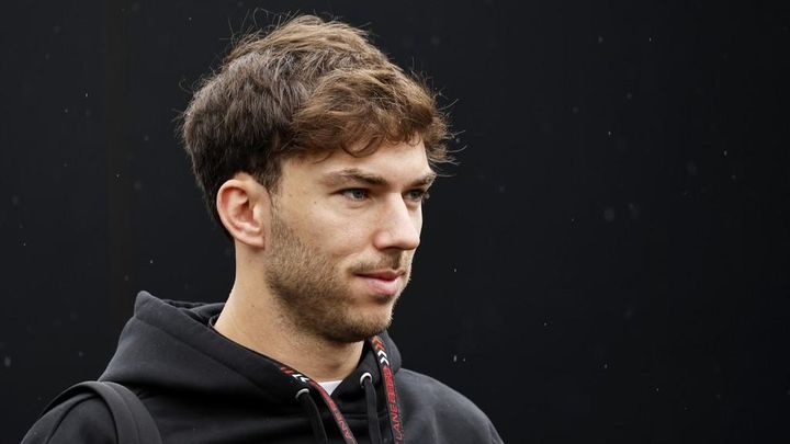 F1ドライバーのガスリー、サッカー愛がすごい！イギリスGPで「PSGコラボのヘルメット」着用