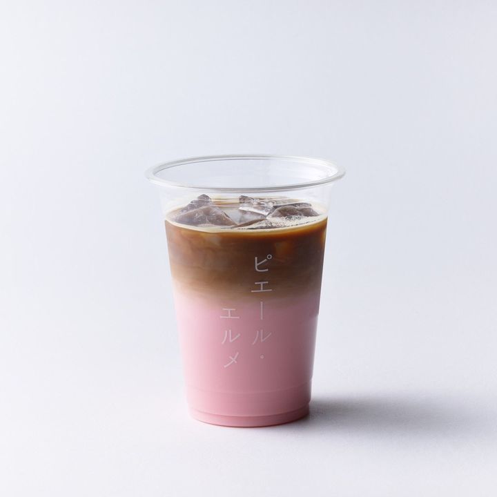 ミックスベリーのカフェラテ テイクアウト ¥702、イートイン ¥715