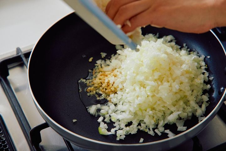 玉ねぎを焦げ茶色になるまで炒める。