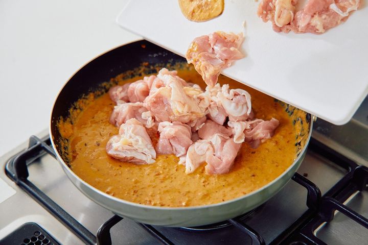 鶏もも肉を入れて10分ほど煮込む