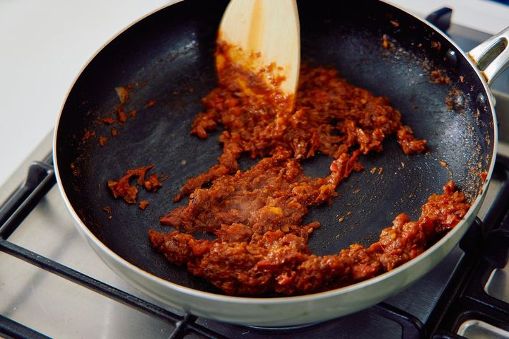 トマトを加え、ペースト状になるまで混ぜる。