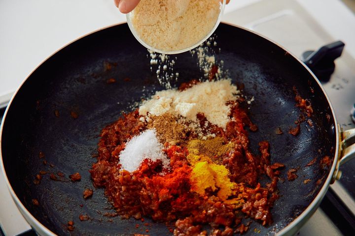 スパイスとアーモンドプードルを加えて混ぜる。