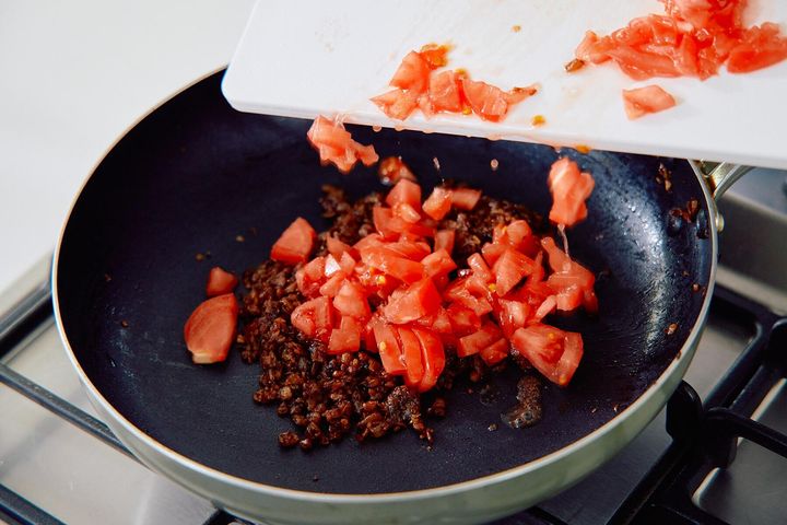 トマトを加え、ペースト状になるまで混ぜる。