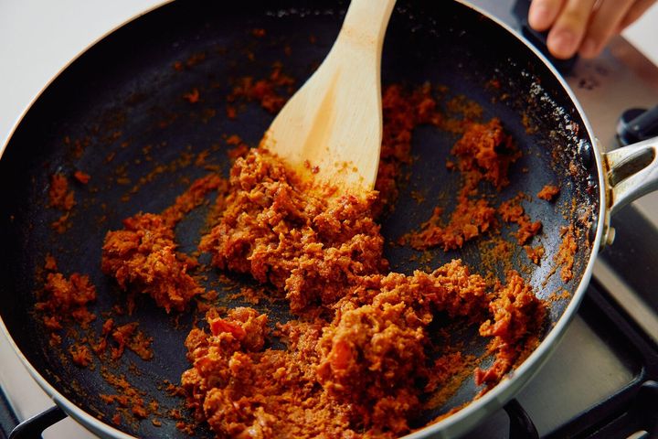 スパイスとアーモンドプードルを加えて混ぜる。