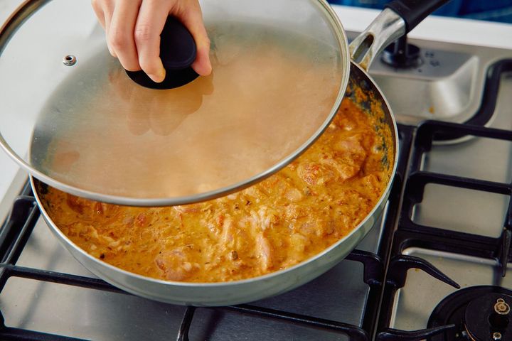 鶏もも肉を入れて10分ほど煮込む