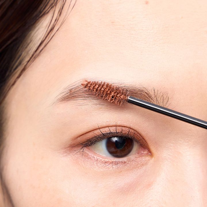 眉マスカラをオン