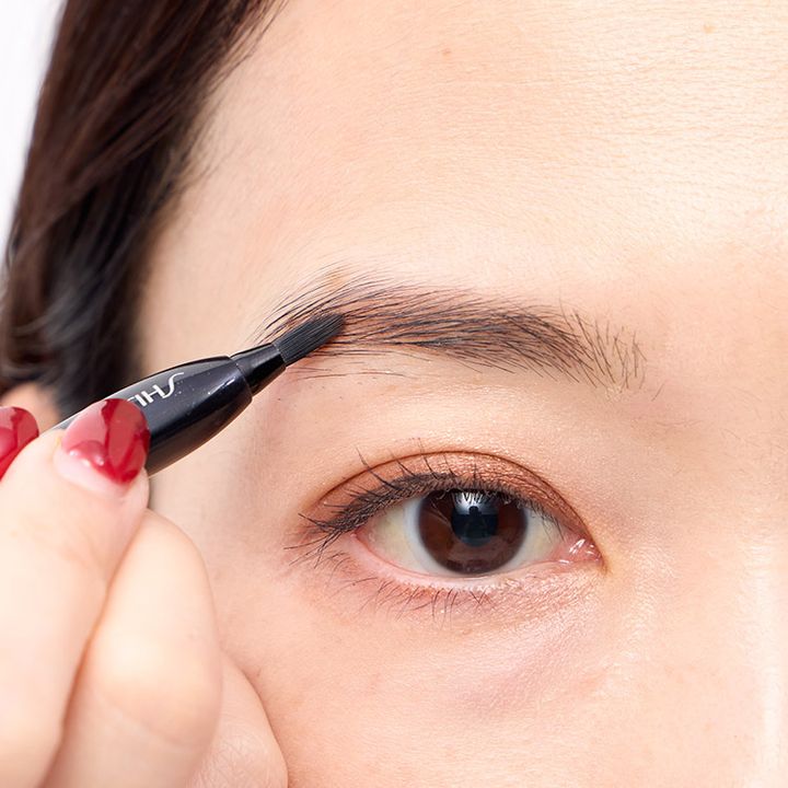 パレット左端のベージュを筆に取り、ペンシルで描いた部分にふんわりとのせます