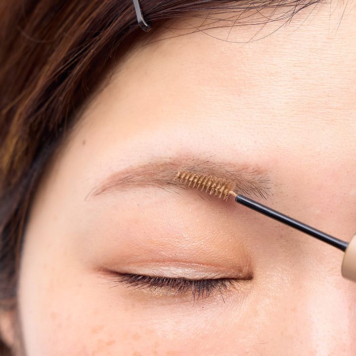 眉マスカラを塗って全体の色みを整えます