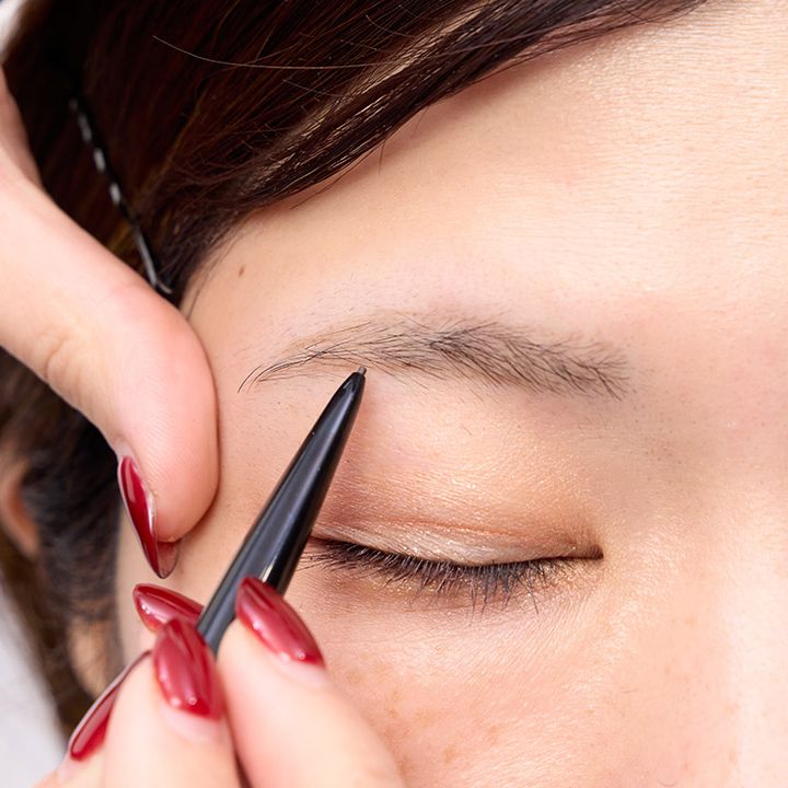 眉を整えたら、ペンシル→パウダー→眉マスカラの順でメイク