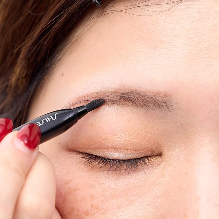 アイブロウパウダーをのせてぼかします