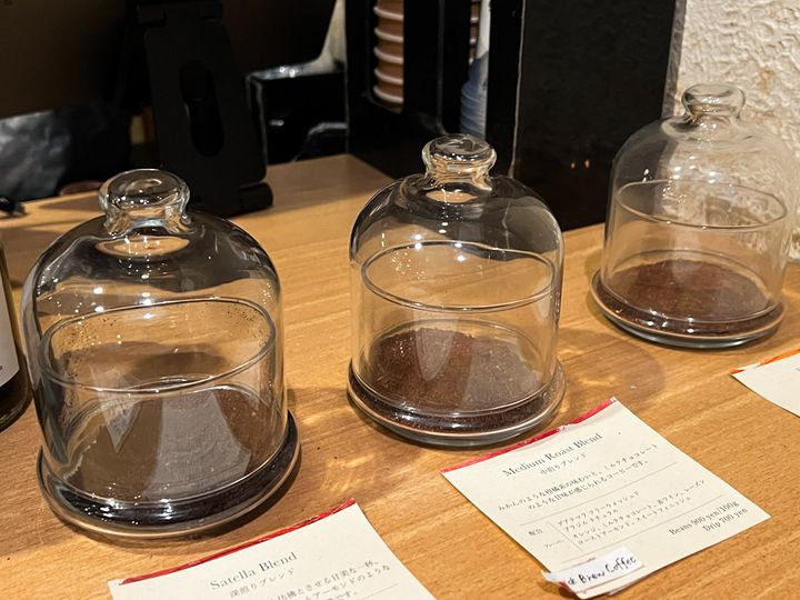 カウンターに並んだコーヒー豆