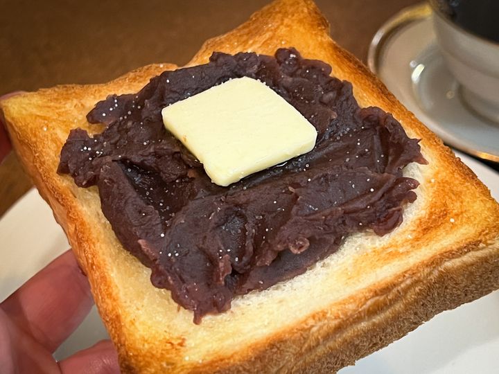 お皿に乗ったあんバタートースト