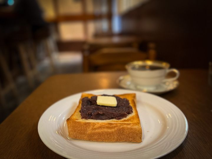 テーブルに並んだ「喫茶サテラ」のあんバタートーストとコーヒー