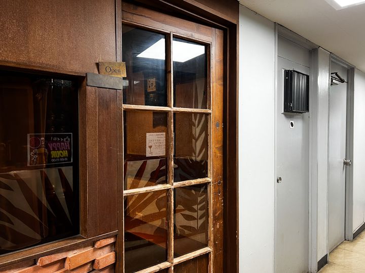 木の扉が印象的な「喫茶サテラ」の外観