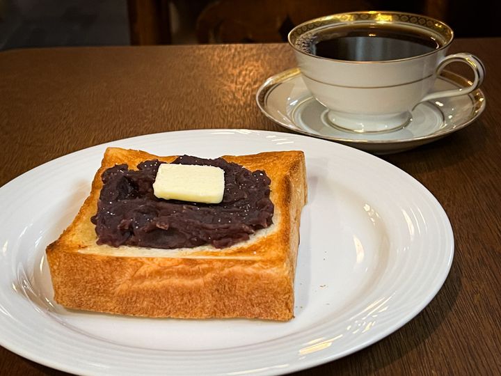 テーブルに並んだ「喫茶サテラ」のあんバタートーストとコーヒー