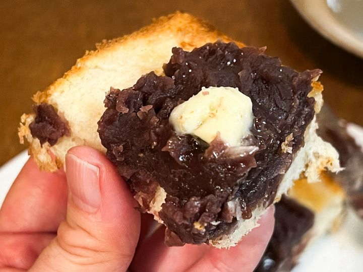 手に持ったあんバタートースト