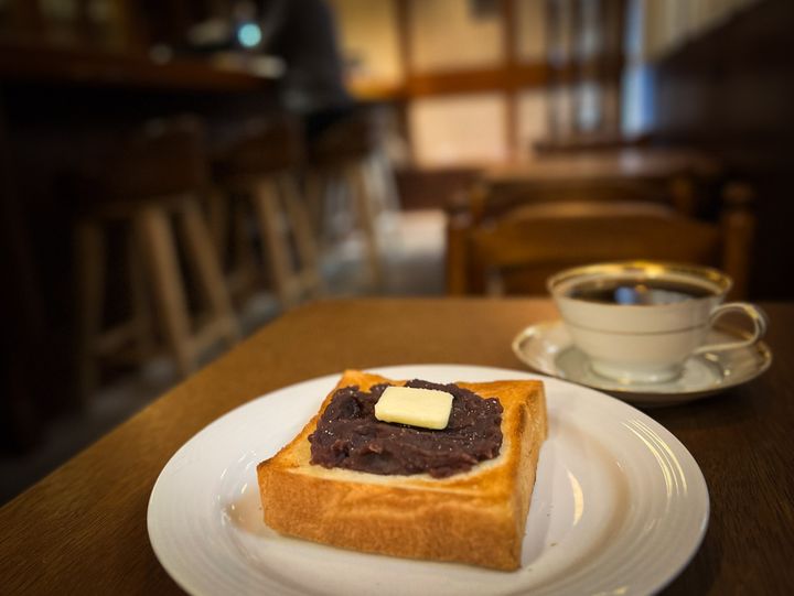 テーブルに並んだ「喫茶サテラ」のあんバタートーストとコーヒー