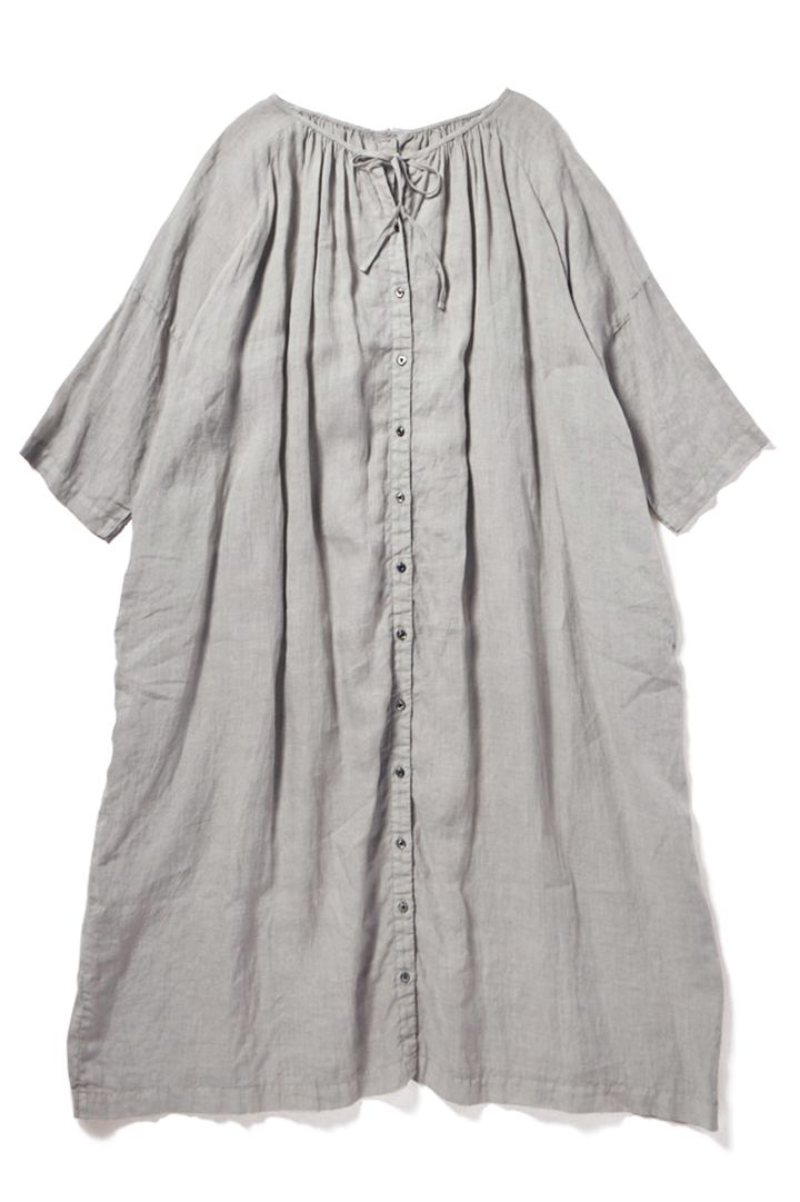 夏のマストアイテム、モノトーンワンピースと小物たち