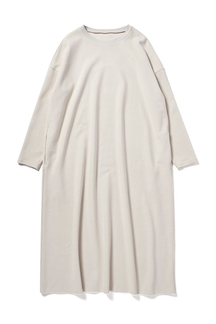 夏のマストアイテム、モノトーンワンピースと小物たち