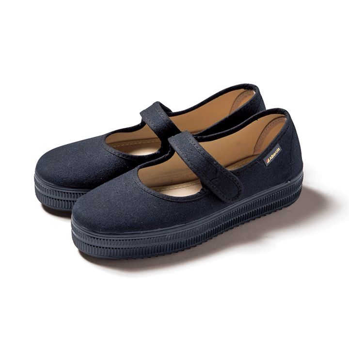 夏のマストアイテム、モノトーンワンピースと小物たち