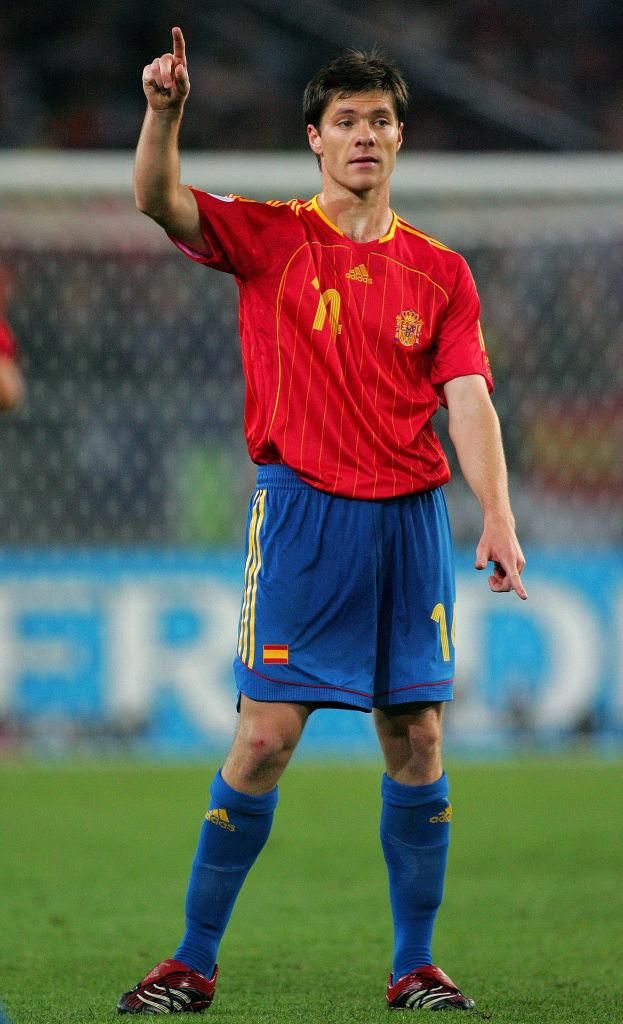 スペイン代表、歴史上「最も偉大な10名のミッドフィルダー」