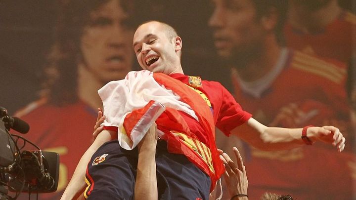 スペイン代表、歴史上「最も偉大な10名のミッドフィルダー」