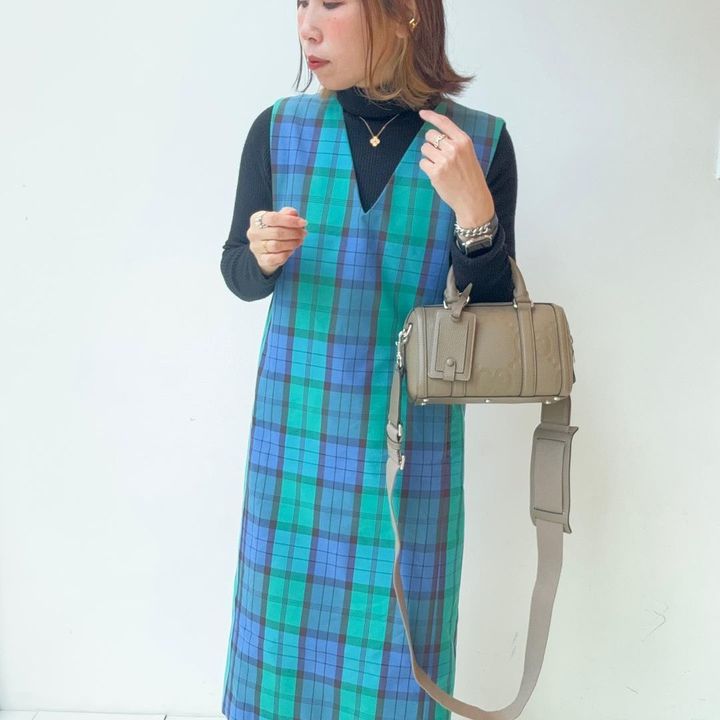 グッチのショルダーバッグを持った女性