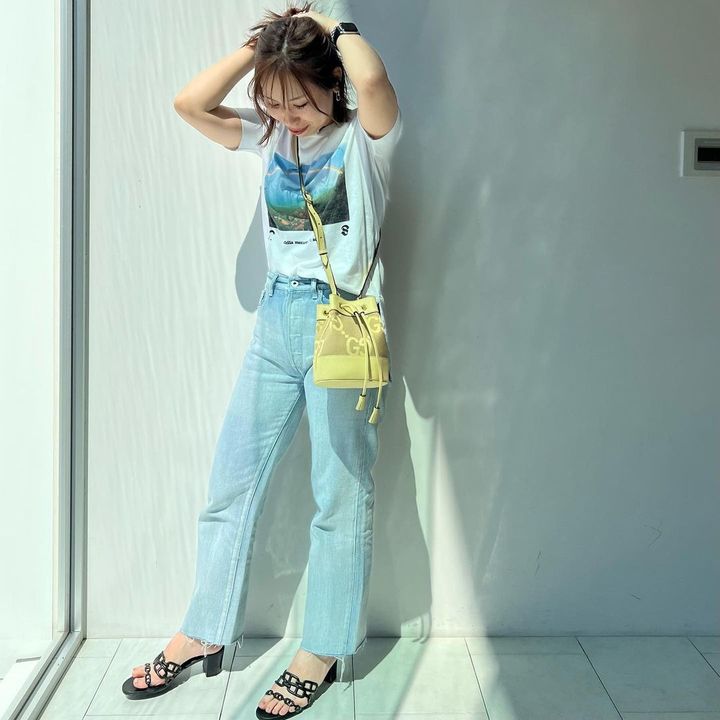 グッチのショルダーバッグを手に入れた女性