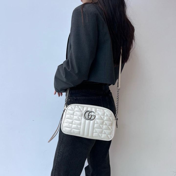 グッチのショルダーバッグをさげた女性