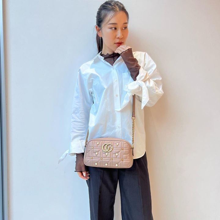 オフィスコーデの女性